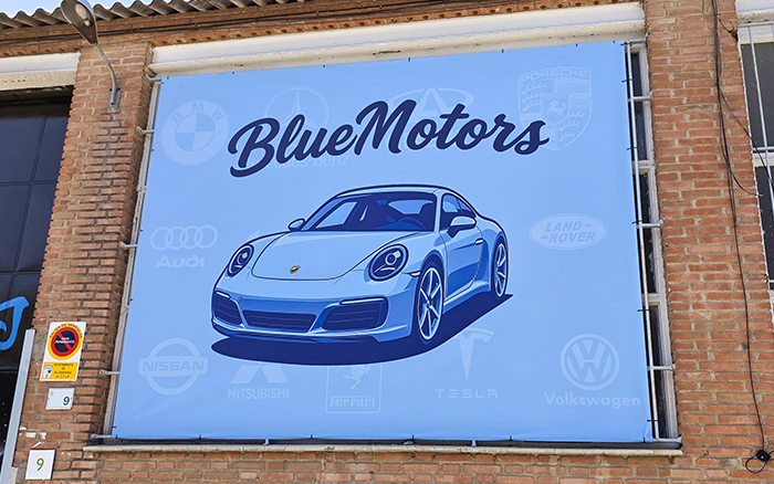 Así transformamos un concesionario sin obras | Global MonteroEl cliente quería que el espacio reflejara su estilo y personalidad. Este era el punto de partida: paredes lisas y sin identidad visual. Así transformamos un concesionario sin obras | Global Montero