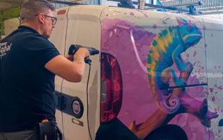 Cómo modernizamos por completo una furgoneta corporativa: antes, después y todo el proceso